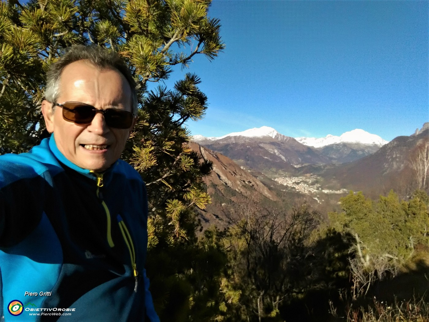 05 Vista dalla vetta del Pizzo Rabbioso (1151 m) con vista in Arera e Menna .jpg